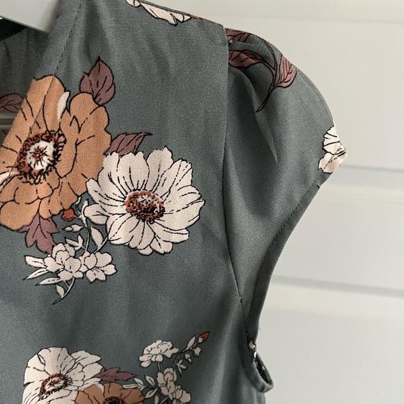 Sadie & Sage Floral Button-Front Blouse in Gray and Brown - Picture 5 of 6